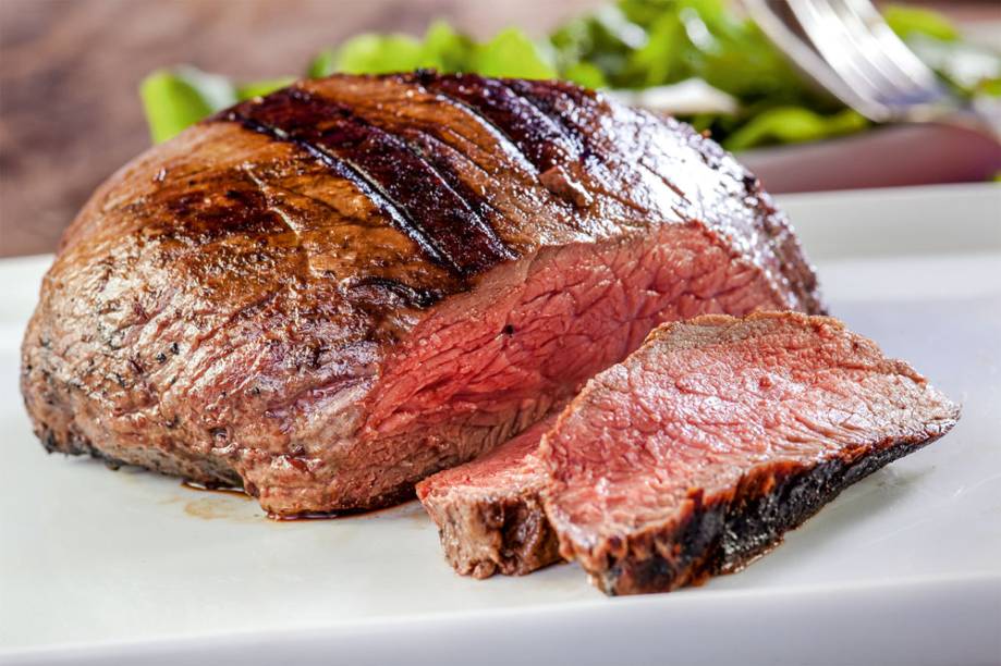 Baby beef: entre os cortes servidos na companhia de bufê de guarnições Baby beef: entre os cortes servidos na companhia de bufê de guarnições