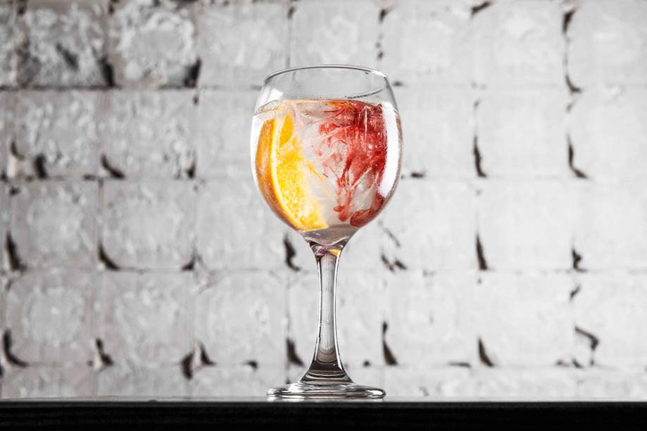 Trancoso: com xarope de gengibre, laranja-baía e um toque de licor de açaí Trancoso: com xarope de gengibre, laranja-baía e um toque de licor de açaí