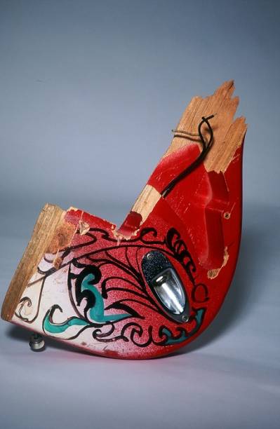 Pedaço da guitarra destroçada e incendiada em Monterey, nos Estados Unidos Pedaço da guitarra destroçada e incendiada em Monterey, nos Estados Unidos