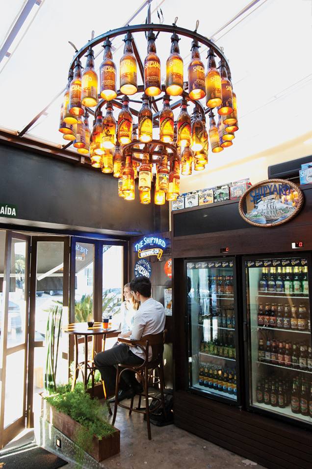 O salão: decorado com um lustre de garrafas O salão: decorado com um lustre de garrafas