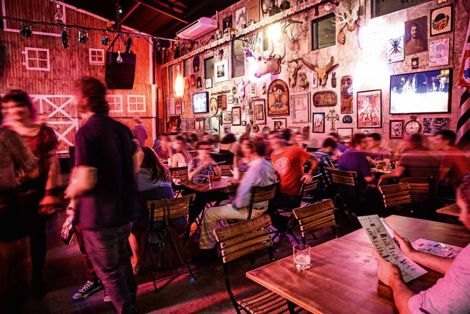 O espaço com jeitão de saloon: apresentações musicais O espaço com jeitão de saloon: apresentações musicais