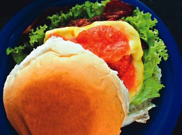 Cheese salada bacon com molho de tomate Cheese salada bacon com molho de tomate
