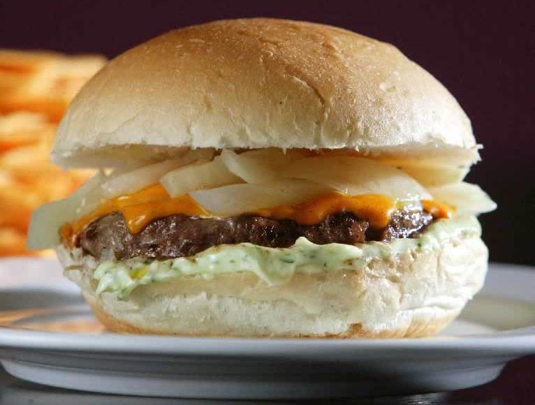 O sanduíche mathias, da Hamburgueria do Sujinho: 160 gramas de carne mais queijo cheddar e cebola assada