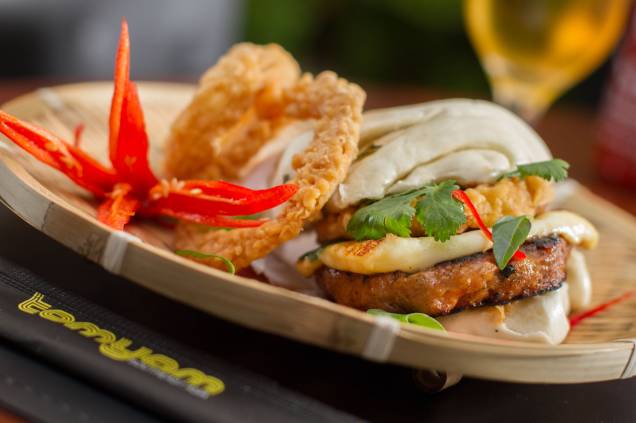 Na calçada: hambúrguer Thai Na calçada: hambúrguer Thai