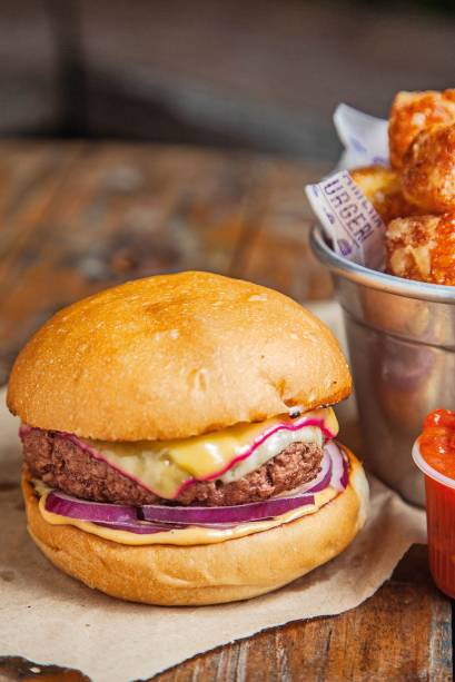 O 16 mm: com queijos prato e gouda, cebola-roxa e molho de páprica O 16 mm: com queijos prato e gouda, cebola-roxa e molho de páprica