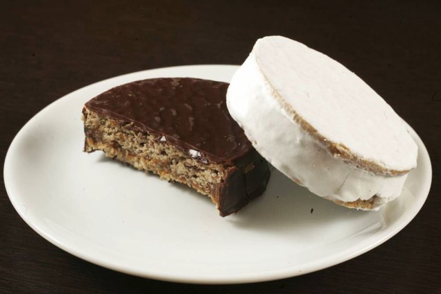 Cappuccino e alfajores com cobertura de chocolate e de merengue