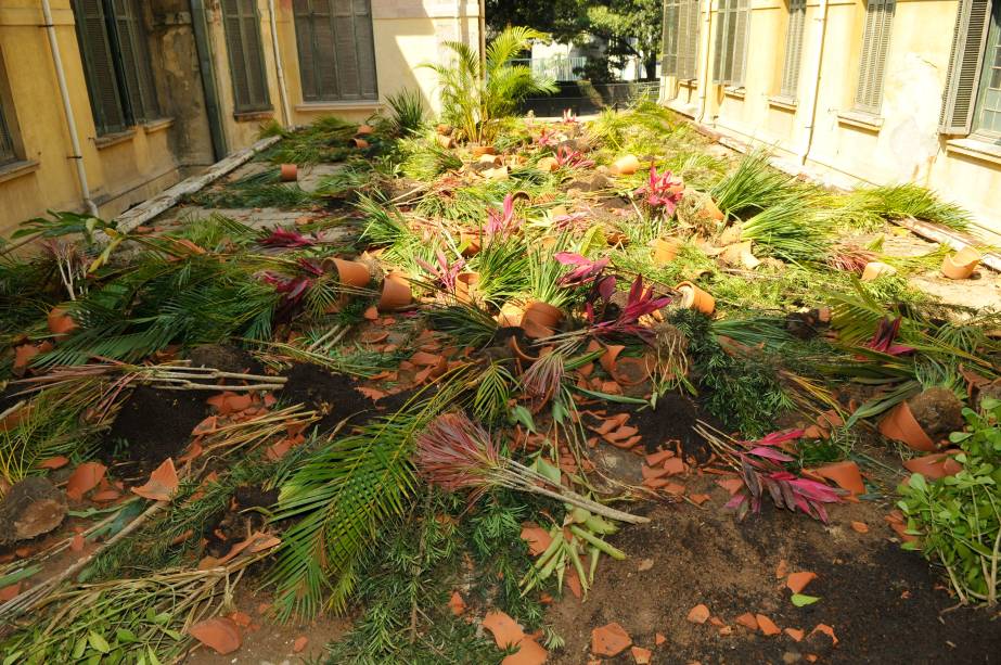 Jogados das varandas do antigo hospital, os vasos quebrados compõem O Abuso da História, de Héctor Zamora Jogados das varandas do antigo hospital, os vasos quebrados compõem O Abuso da História, de Héctor Zamora