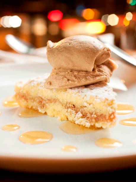 Torta de coco com sorvete de doce de leite