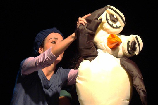 Mari Gutierrez anima bonecos ao som da Banda Strombólica em Bichos do Mundo Mari Gutierrez anima bonecos ao som da Banda Strombólica em Bichos do Mundo