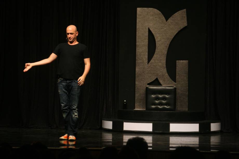 O comediante Paulo Gustavo em cena com Hiperativo O comediante Paulo Gustavo em cena com Hiperativo