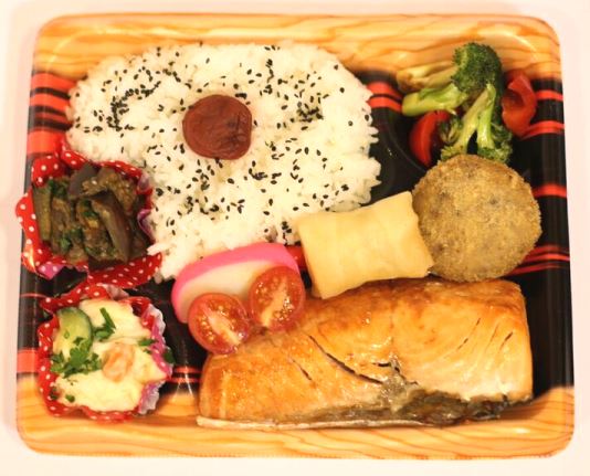 Obentô: versão do prato feito japonês com salmão Obentô: versão do prato feito japonês com salmão