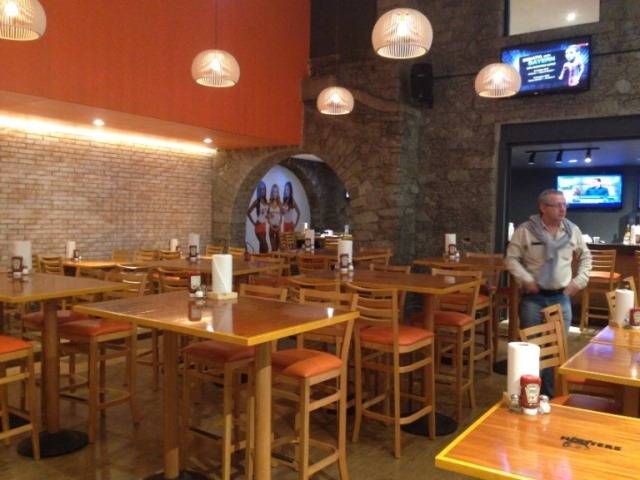 Hooters: salão