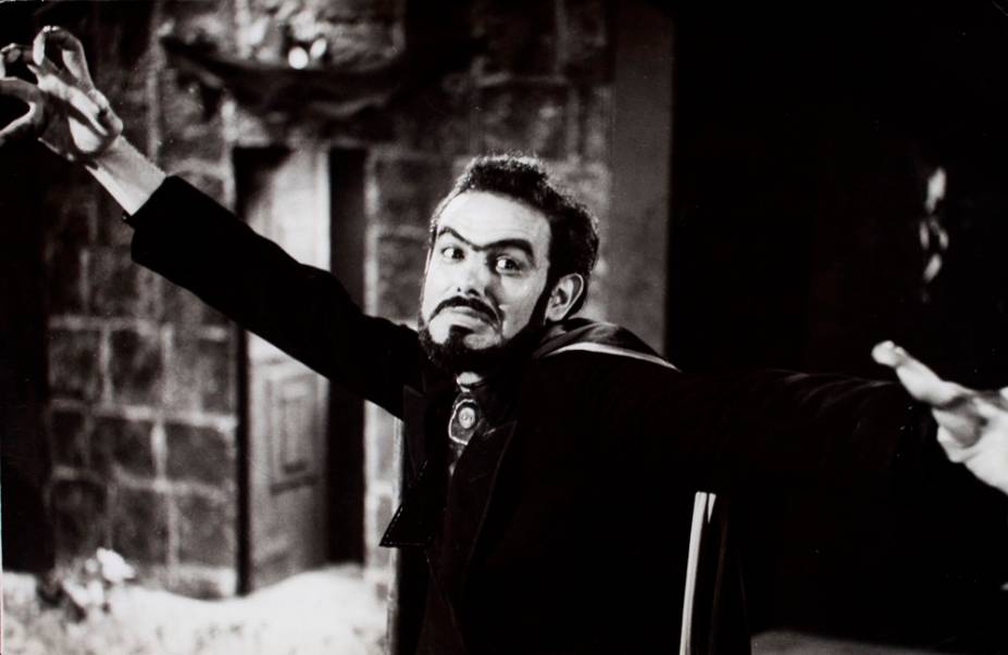 Esta Noite Encarnarei no Teu Cadáver: Zé do Caixão continua sua busca pela mulher perfeita que possa dar à luz a um filho seu Esta Noite Encarnarei no Teu Cadáver: Zé do Caixão continua sua busca pela mulher perfeita que possa dar à luz a um filho seu