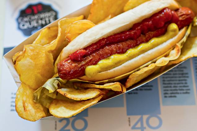 Sanduíche com ketchup, mostarda e batata chips Sanduíche com ketchup, mostarda e batata chips
