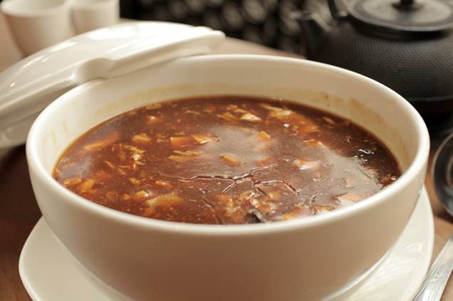 A hot and sour soup, levemente picante, combina tofu, brotos de bambu, cogumelos e ovos em caldo de frango A hot and sour soup, levemente picante, combina tofu, brotos de bambu, cogumelos e ovos em caldo de frango