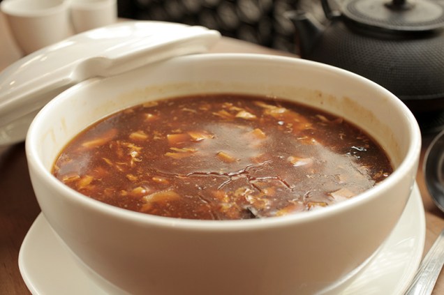 A hot and sour soup, levemente picante, combina tofu, brotos de bambu, cogumelos e ovos em caldo de frango A hot and sour soup, levemente picante, combina tofu, brotos de bambu, cogumelos e ovos em caldo de frango