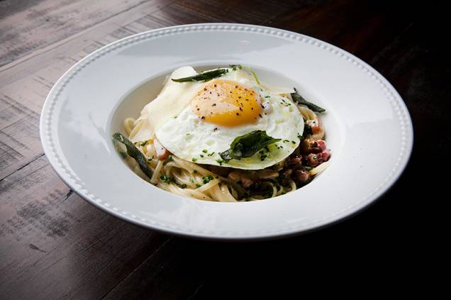 A versão da casa do linguine à carbonara, que leva um ovo: R$ 36,00 A versão da casa do linguine à carbonara, que leva um ovo: R$ 36,00