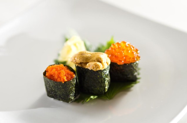 Sushi tradicional de ovas e ouriço Sushi tradicional de ovas e ouriço