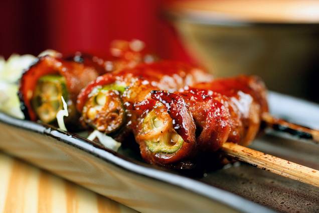 Espetinho de quiabo e bacon Espetinho de quiabo e bacon