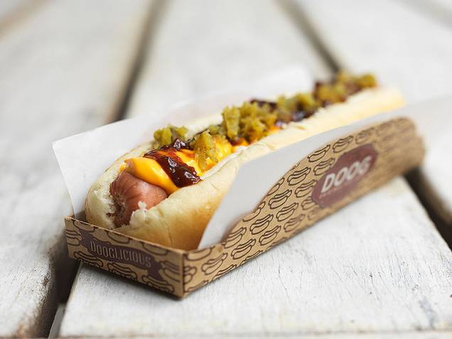 Cachorro-quente com cheddar, cebola e picles Cachorro-quente com cheddar, cebola e picles