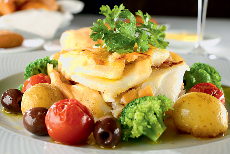 Versão em postas com batata, brócolis, azeitona e tomate Versão em postas com batata, brócolis, azeitona e tomate