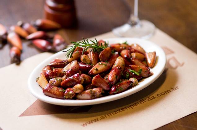 Pinhões à moda com bacon e alecrim do Armazén Paulista Pinhões à moda com bacon e alecrim do Armazén Paulista