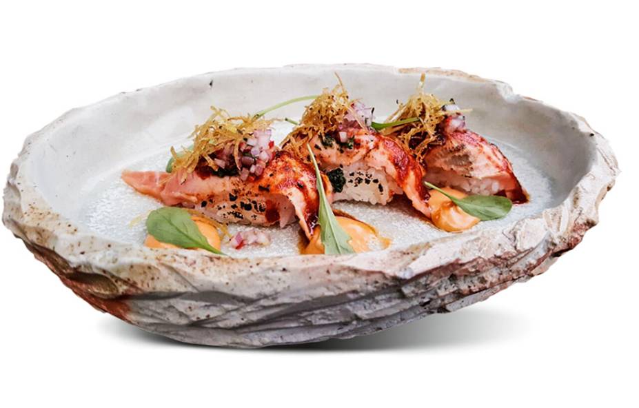 Mariscos e niguiri de salmão ao molho anticuchera de pimenta aji panca Mariscos e niguiri de salmão ao molho anticuchera de pimenta aji panca