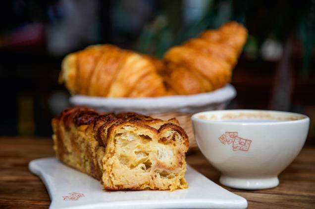O pudim de croissant tem formato retangular que lembra um bolo O pudim de croissant tem formato retangular que lembra um bolo