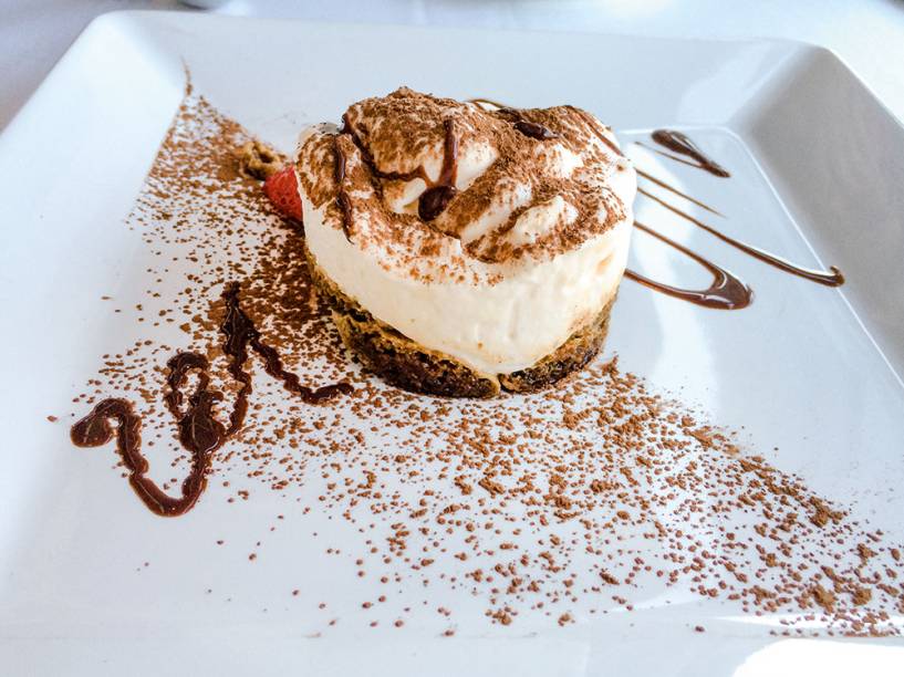 Trazido à mesa desenformado, o tiramisu tem pronunciado sabor de café Trazido à mesa desenformado, o tiramisu tem pronunciado sabor de café