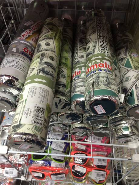 O lança-dinheiros, que pode ser encontrado na A Bella Fantasias e Festas, garante diversão O lança-dinheiros, que pode ser encontrado na A Bella Fantasias e Festas, garante diversão