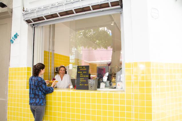 Janela para rua: dá para pegar bolo de coco e um cafezinho sem entrar na loja Janela para rua: dá para pegar bolo de coco e um cafezinho sem entrar na loja