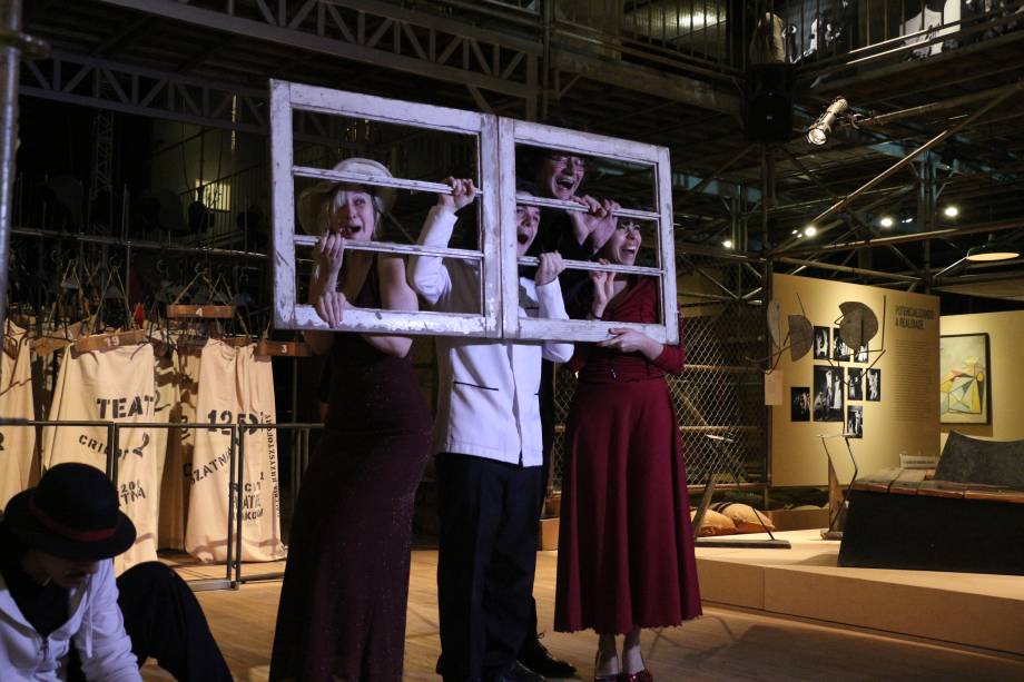 Artistas representam diversas performances criadas por Kantor Artistas representam diversas performances criadas por Kantor