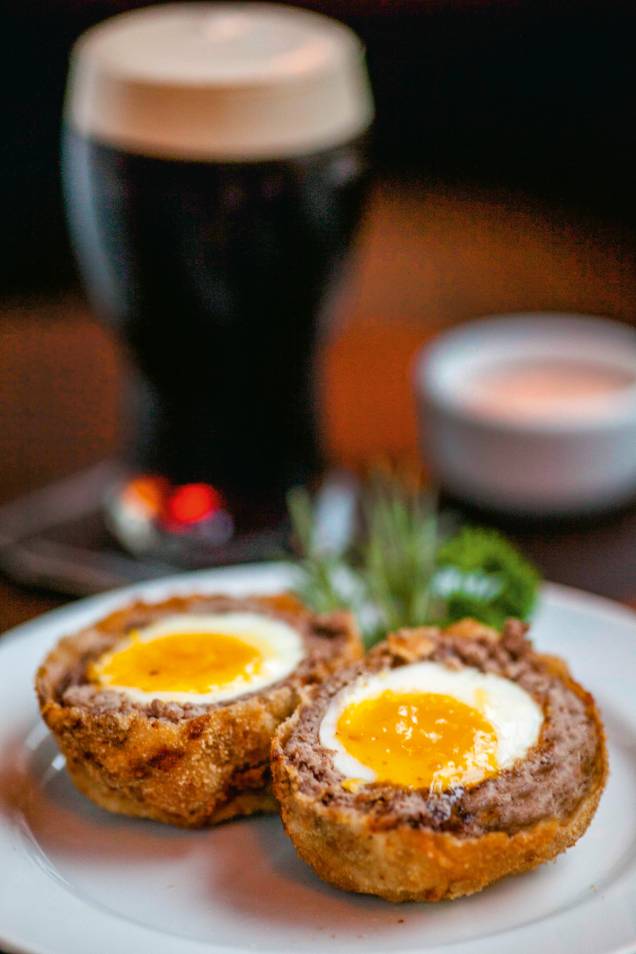 O bolinho de carne e ovo cozido O bolinho de carne e ovo cozido