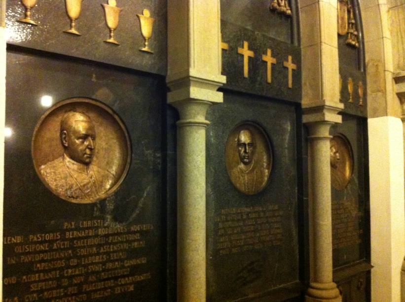 Ao todo, quinze corpos de bispos portugueses e brasileiros estão sepultados lá Ao todo, quinze corpos de bispos portugueses e brasileiros estão sepultados lá