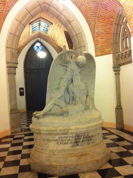 Uma das obras do local: Jó, o afligido do Senhor, assinada por Francisco Leopoldo Uma das obras do local: Jó, o afligido do Senhor, assinada por Francisco Leopoldo