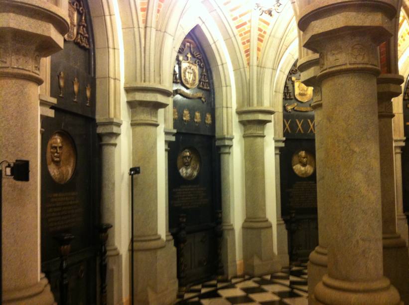 A cripta foi construída exatamente sob o altar da igreja A cripta foi construída exatamente sob o altar da igreja