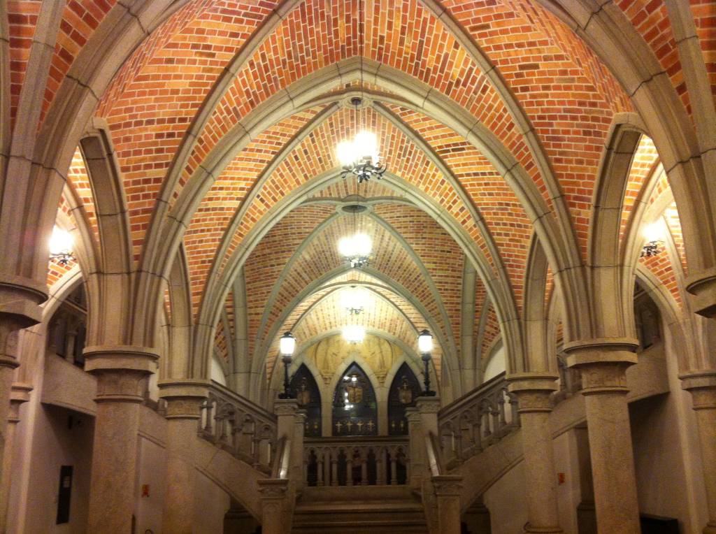 O teto da Cripta da Sé é todo feito de tijolinhos no mesmo estilo da Catedral O teto da Cripta da Sé é todo feito de tijolinhos no mesmo estilo da Catedral