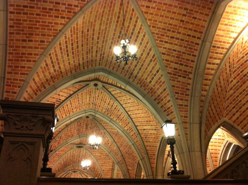 O silêncio predominante no espaço é quebrado apenas por uma das cerimônias realizadas diariamente ao meio-dia O silêncio predominante no espaço é quebrado apenas por uma das cerimônias realizadas diariamente ao meio-dia