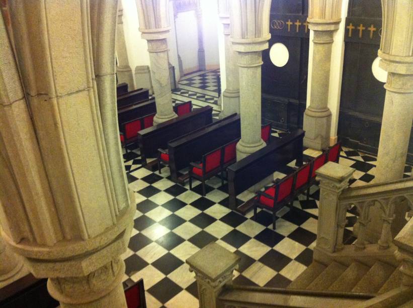 Chama atenção no espaço de 619 metros quadrados e sete metros de altura, o piso de mármore de Carrara, em preto-e-branco Chama atenção no espaço de 619 metros quadrados e sete metros de altura, o piso de mármore de Carrara, em preto-e-branco