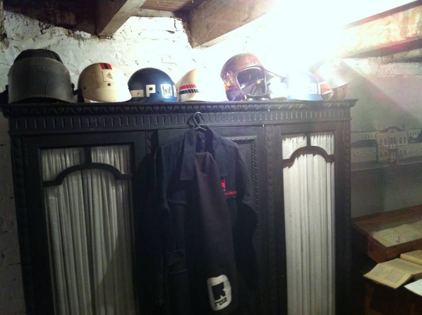 Artigos usados pelos policiais estão expostos no local Artigos usados pelos policiais estão expostos no local