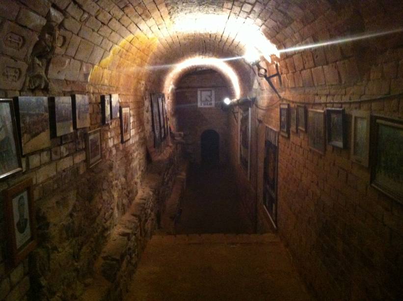 O subterrâneo de terra batida e pouca luz possui um clima pesado e pouco arejado O subterrâneo de terra batida e pouca luz possui um clima pesado e pouco arejado