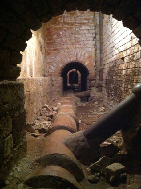 Uma das passagens fechadas do túnel Uma das passagens fechadas do túnel