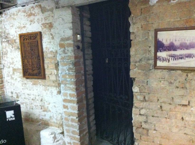 Duas celas fechadas serviam como salas de reunião dos policiais Duas celas fechadas serviam como salas de reunião dos policiais