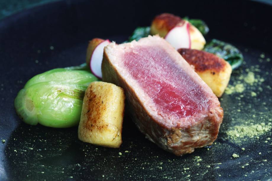 Atum malpassado com acelga chinesa e nhoque dourado Atum malpassado com acelga chinesa e nhoque dourado