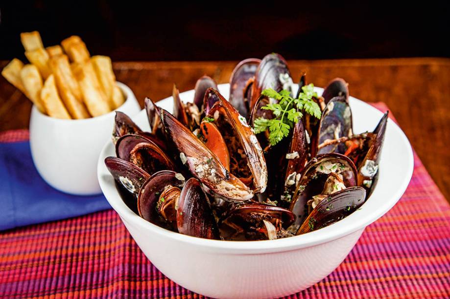 Moules frites: mexilhões num caldo aromático e acompanhados de fritas