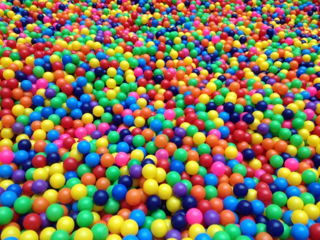 Quem encontrar a bolinha branca em meio às coloridas, ganha um brinde numa loja do shopping Quem encontrar a bolinha branca em meio às coloridas, ganha um brinde numa loja do shopping