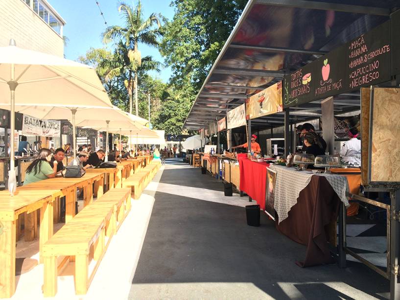 Piknik Faria Lima: bancos e cadeiras de madeira acomoda o público Piknik Faria Lima: bancos e cadeiras de madeira acomoda o público