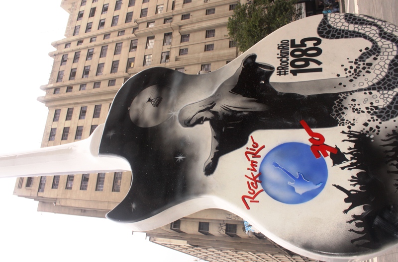 Fruto da parceria da Led’s Tattoo com a Rádio Mix, a exposição traz 10 esculturas de guitarra 