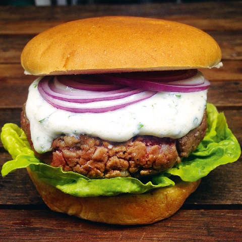 Hambúrguer de quibe cru selado com coalhada seca, cebola-roxa, alface-romana Hambúrguer de quibe cru selado com coalhada seca, cebola-roxa, alface-romana