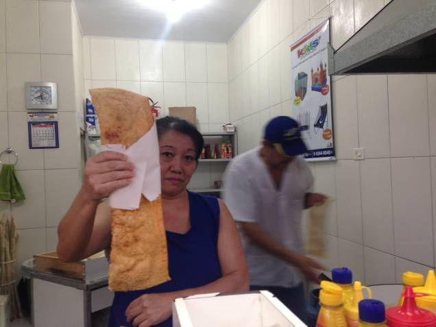 A pasteleira Sueli Oshiro segura o pastel especial, que mede cerca de meio metro A pasteleira Sueli Oshiro segura o pastel especial, que mede cerca de meio metro